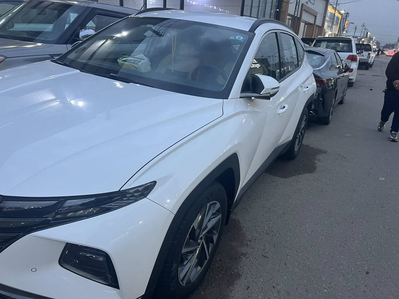 توسان ٢٤مكفوله ماشيه ٤٣بيها بارد قليل باب لعكس السايق خلفي
سعر ٢٢٠وبيها مجال بسيط 
المكان بغداد الإعلام 

اني مكلف بنشر ‭٠٧٧٧ ٣٤٤ ٨٨٦٨‬
