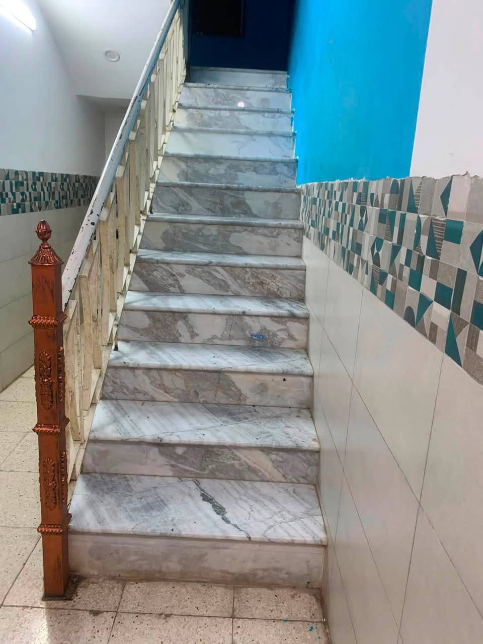 🏠 بيت للبيع في بغداد - مدينة الصدر 🏠
الموقع: مدينة الصدر / شارع الأورفلي
المساحة: 200 متر 
تفاصيل البيت:
 الطابق الأرضي:
 استقبال واسعة
 صالة
 مطبخ
 غرفة نوم
 الطبقة الثانية:
 غرفتين نوم (سويت)
)
📞 للاستفسار والتواصل:***********
