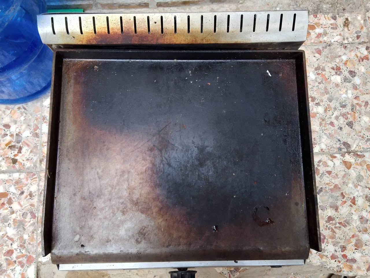 السلام عليكم غراض مطعم للبيع شراي علق مو شراي صعد المنشور بتعليق حلو والمايعرف سعرهن لايكسر بيهن فدوه لان اني ستوني خسران بل مطعم وريد ابيعهن  شواية بركر + كابسة صاج + شواية كص + عارضه للاستفسار اكثر اتصل (***********) او واتساب (***********)
