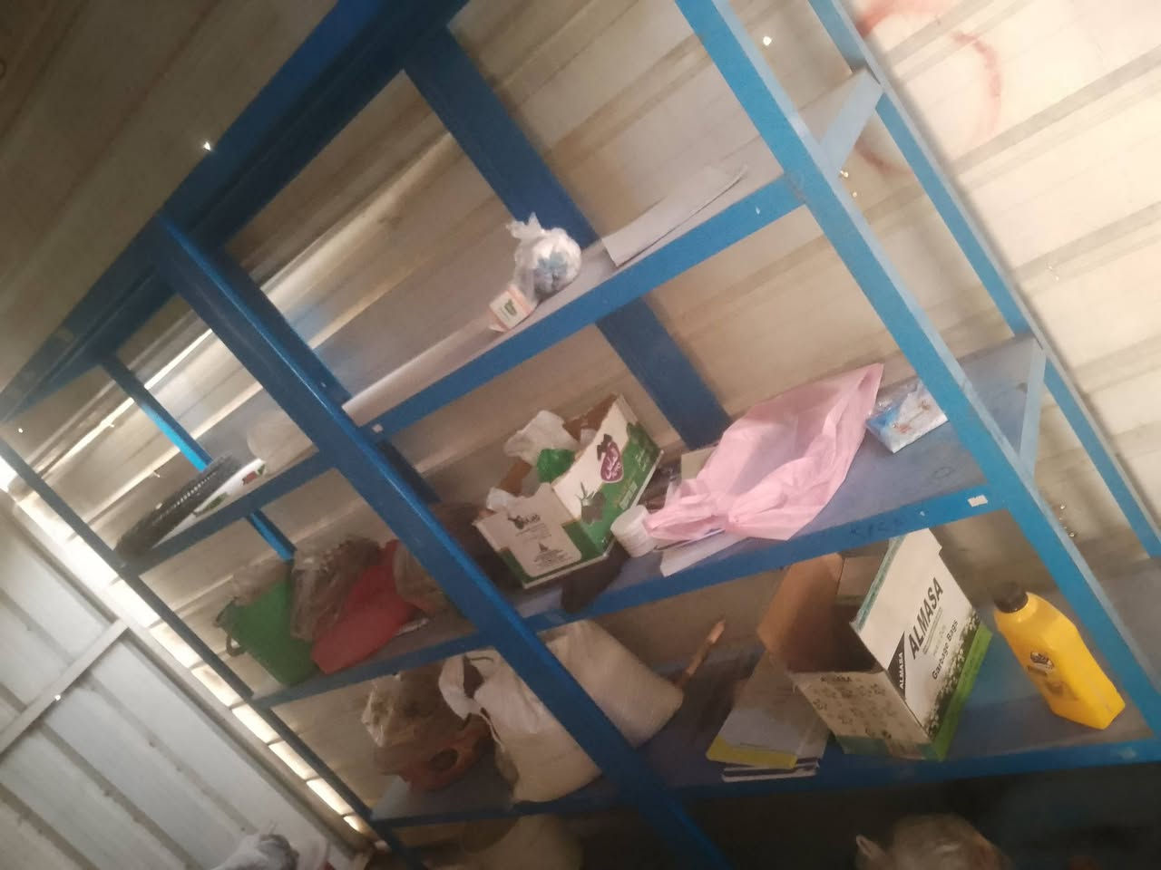 سلام عليكم عندي غراض لبيع نضيفات المكان بغداد حي العامل التواصل ***********
