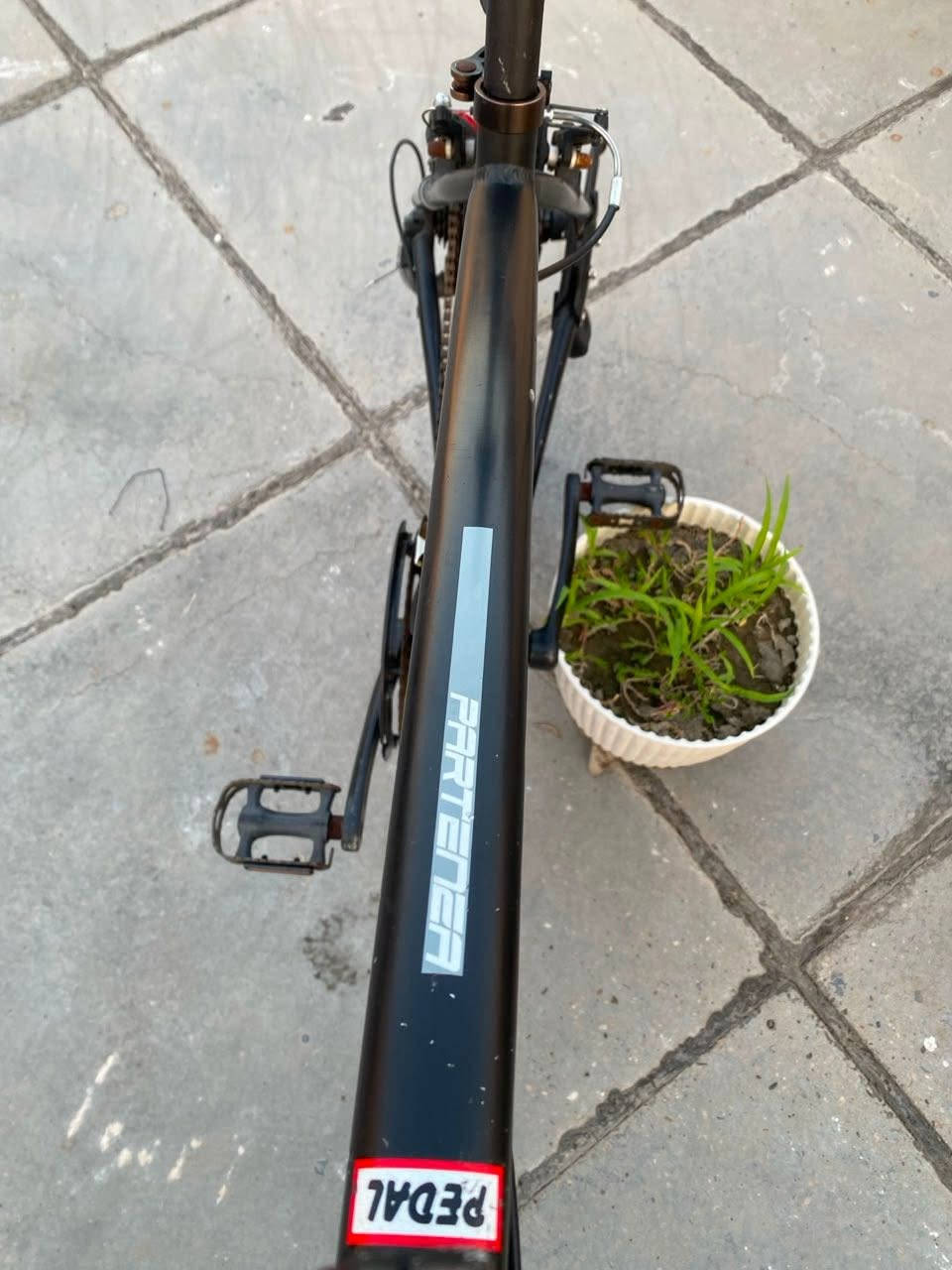 سلام عليكم بيع 
دراجة هوائية ترحال المسافات الطويلة Decathlon c700. (Hybrid) 💯🚲
غنيه. عن تعريف ☑️
معدن. بل كامل اللمنيوم ✔️

دراجه. نظافته 87‎%‎
يدات بريك امامي. خلفي. من ماركه شيمانو اصلي ✅
قبظات مايبيلك لبلادي اصلي ✔️
ماشه للمنيوم.  بل كامل 💯
مكينه. خلفي. 8\3
مكينه خلفي شيمانو اصلي. ✅
مكينه. امامي. شيمانو. 
بدال امامي من ماركه شيمانو اصلي. ☑️
مخدات. بيسكل. امامي. خلفي (FLINGER)اصلي 
جملاغات. بيسكل. اصليه من ماركه (FLINGER) اصلي
بطيخات ويل. كله بلاديه واصلي. ماركه عالميه. ✅💯
عكرب. من ماركه. (ACERA)شيمانو اصلي ☑️

بيع او مراوس. 
السعر خاص 
لاستفسار. خاص او رقمي واتساب ***********☎️
يوجد توصيل جميع محافظات عراق 🚚
