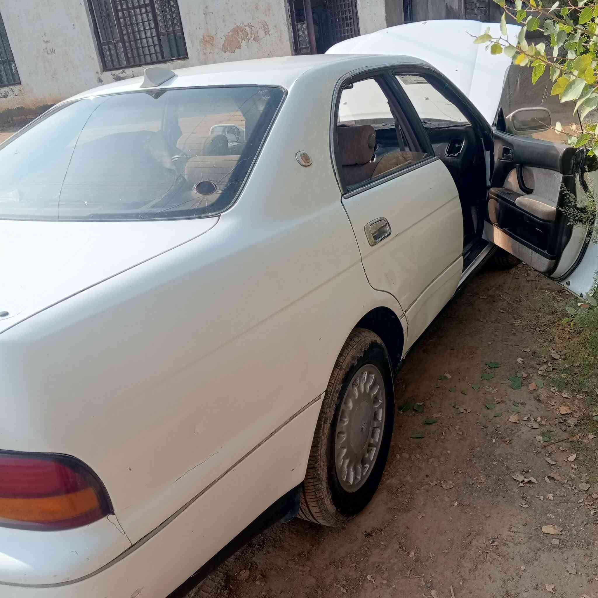 السلام عليكم
بطه 93 رقم مثنى مصبوغه جماليه للبيع 
كهربائيات كلها شغاله 
غرفه كلش حلوه 
محرك وگير كلش زينات 
تبريد شغال 
بيها بس الجامه الاماميه ماطورها عاطل 
سنويتها ساقطه راعيها موجود اگابلك وياه 
50ورقه 
الناصريه قضاء الفجر ***********
