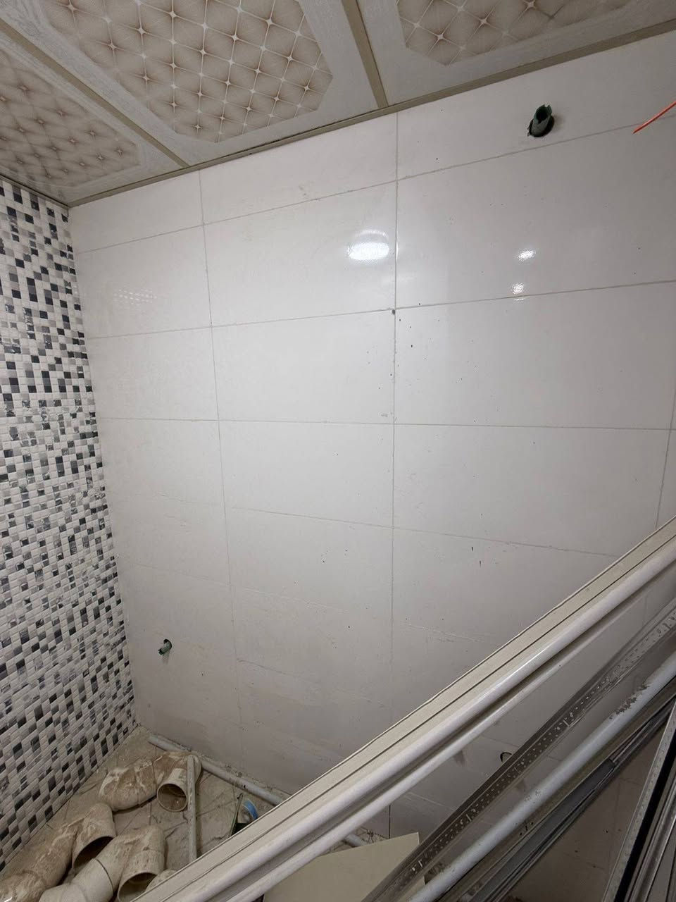 السلام عليكم سعر ٦٨ وبي مجال قليل نقص بيبان الصحيات فقط
بيت١٠٠م  طابو صرف بسمي حي الفداء شارع ابو لبنان مقاطعه٢٤ بناء حديث طابوق وصب كونكريت يتكون غرفه نوم وصاله وستقبال وصحيات ومنور ومطبخ وحمام ***********
