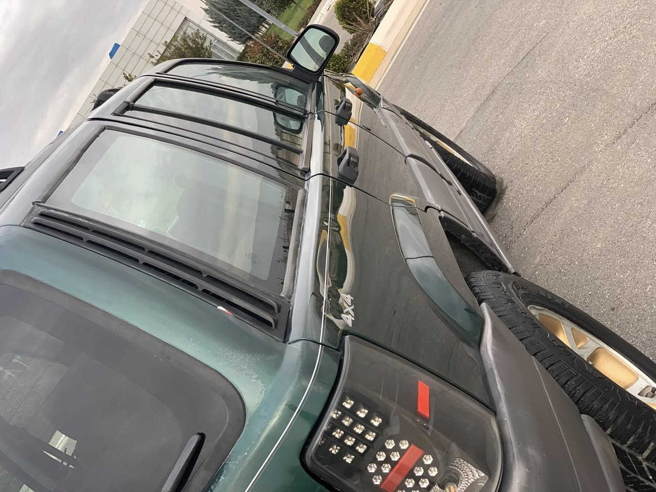 مؤديل1995Jeepشوێن سلیمانی ***********سعر51گه V8 لاو مه عامه له 
سه ياره كه بێ دەعموولێ دراو جوارتایە ویلی نوێ سە نەوی تازەیە تا٢٠٢٩ته حويل خرامه براوه به شه رت گێروو مەکینە بە شەرت تبریت ساردوو گەرم بەشەرت كوشن كاره با ته عديل سورعه سوكان ڤؤليوم ناو  ڤؤرميگا
