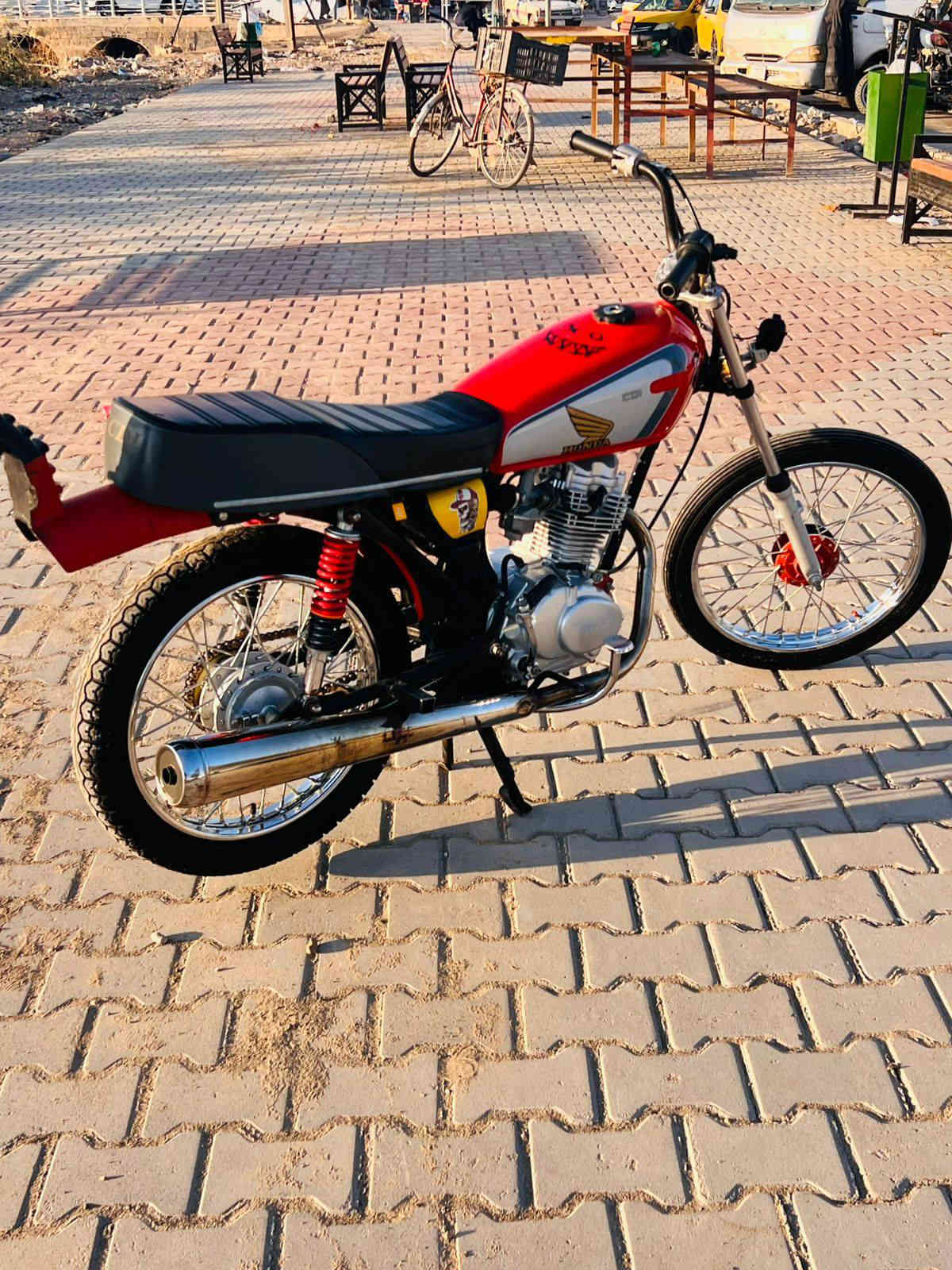 سلام عليكم دراجة للبيع Mkz تعمير كله 25محرك ما مفتوم 
ما بيه اي نقص تجي تشوف بعينك سعر 450بي مجال قليل 
مو شراي لا يتعبني رجأ *********** اتصال خاص مفتوح مكان دراجة حويجه
