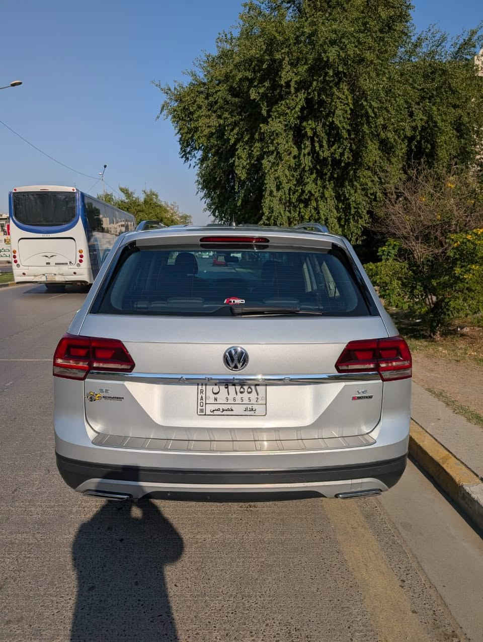 السلام عليكم ... . فولكس فاكن اطلس موديل 2018. مواصفات SE .  عدد المقاعد 7 .تبريد قطعتين .شاشة تحكم .هاند بريك بصمة. اربع ابواب بصمة دخول ذكي.حساس مري . رادار خلفي  السيارة  حلو جاهزة  بدون مصرف . صيانة كاملة مسويها . صدر امامي و خلفي بل كامل و صيانة مكينة و كير و فلاتر و دهن . كله يم شركة سكودة  مسوي قبل شهر . تخم تاير جديد. رقم انكليزي جديد هاي الصور قديمة الحادث والسونار مرفق بلصور كل التفاصيل واضحة. السيارة ماشية ١٤٤ الف  كيلو متر. السعر ١٩،٠٠٠$ او بيهة مجال
الاتصال *********** واتساب
