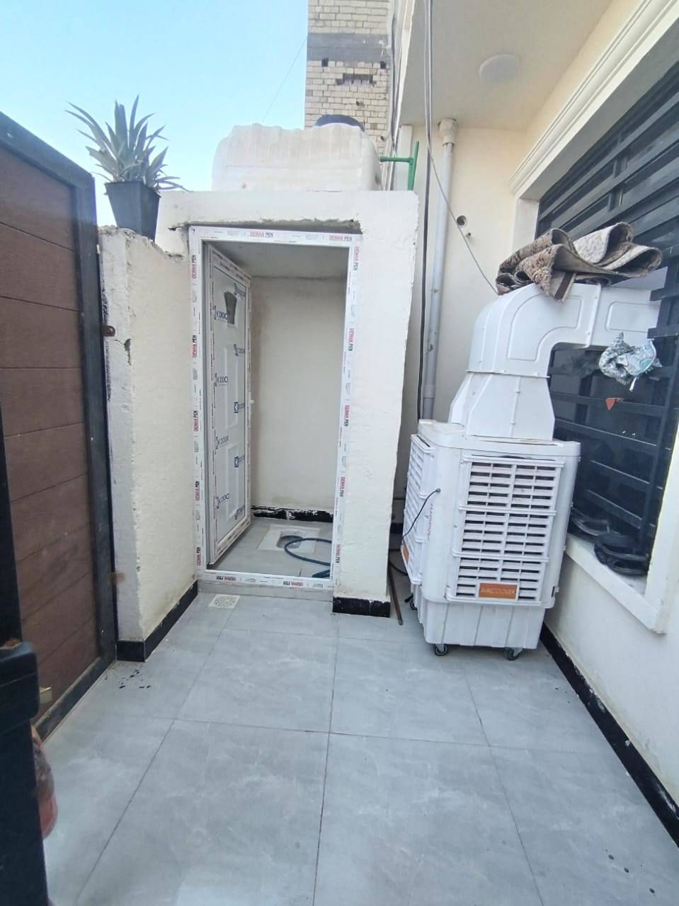 سلام عليكم بيت ٦٠ متر زراعي ثلاثل طوابق  بناء طابوك يتكون البيت  استقبل مطبخ غرف النوم ٣ حمام داخل البيت وخارج البيت  الموقع شهدا البياع قرب اسوق علي التميمي السعر ٥٤ وبيه مجال  إستفسار عل الرقم *********** واتساب
