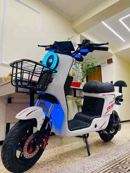 **"السلام عليكم…
معروض عندي R9 شحن، نظيفة فول أورجنال وما صارلها غير شهر من مشتريها، استعمال خفيف ومحافظ عليها.

المواصفات:
– شحن قوي يوصل لمسافات طويلة بدون ضعف
– بطارية عمرها 100% وما مبدّلة
– محرك ناعم وما بيه أي تهريب أو صوت
– گيراته ثابتة وما تلعب
– ليتات LED قوية جداً بالليل
– شاشة رقمية بكل المعلومات (أمبير، سرعة، شحن)
– بريك أمامي وخلفي رياضي ومشطوبة حديث
– هيكل نضيف بدون صبغ، بدون طحات أو آثار استعمال
– إطارات جديدة نقشتها واضحة
– السروج ناعم ومريح
– السلف سريع ويشتغل من أول ضغطة
– أسلاكها جديدة وما مقطوعة
– كل الكهربائيات شغالة 100%

السعر 475 وبيها مجال بسيط للجادّ بس.
الدراجة جاهزة للكشف والتجربة، واللي يريد يشوفها يتواصل وياي."**
مع نظام بلوتوث وصوت عالي جدا
مكان بغداد الكرخ الأولى (مجمع الصالحية او 28 نسيان) قرب الحزب الكوردستاني الاتصال على الرقم ***********
