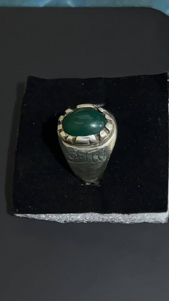 السلام عليكم
متاح خاتمين للأقتناء فضة 925
الاول من اليواقيت من نوع الزفير
الثاني عقيق يماني اخضر قديم مخطوط عليه نقش خاتم الامام موسى الكاظم الملك لله من الجانبين وايضا سلام قول من رب رحيم. 
رقم واتساب ***********
