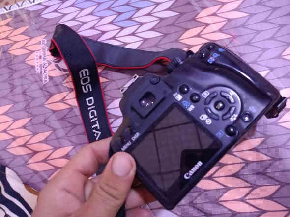 السلام عليكم كانون 1000D جديده كالرتون شغاله صورتها حلوه. محتاج وريد ابيعها مكاني البصره كرمت علي. رايدها 175. شاحنه وياها كيبل سحب صور وهاي كدامكم شخط مابيها. واتساب متواجد ***********
