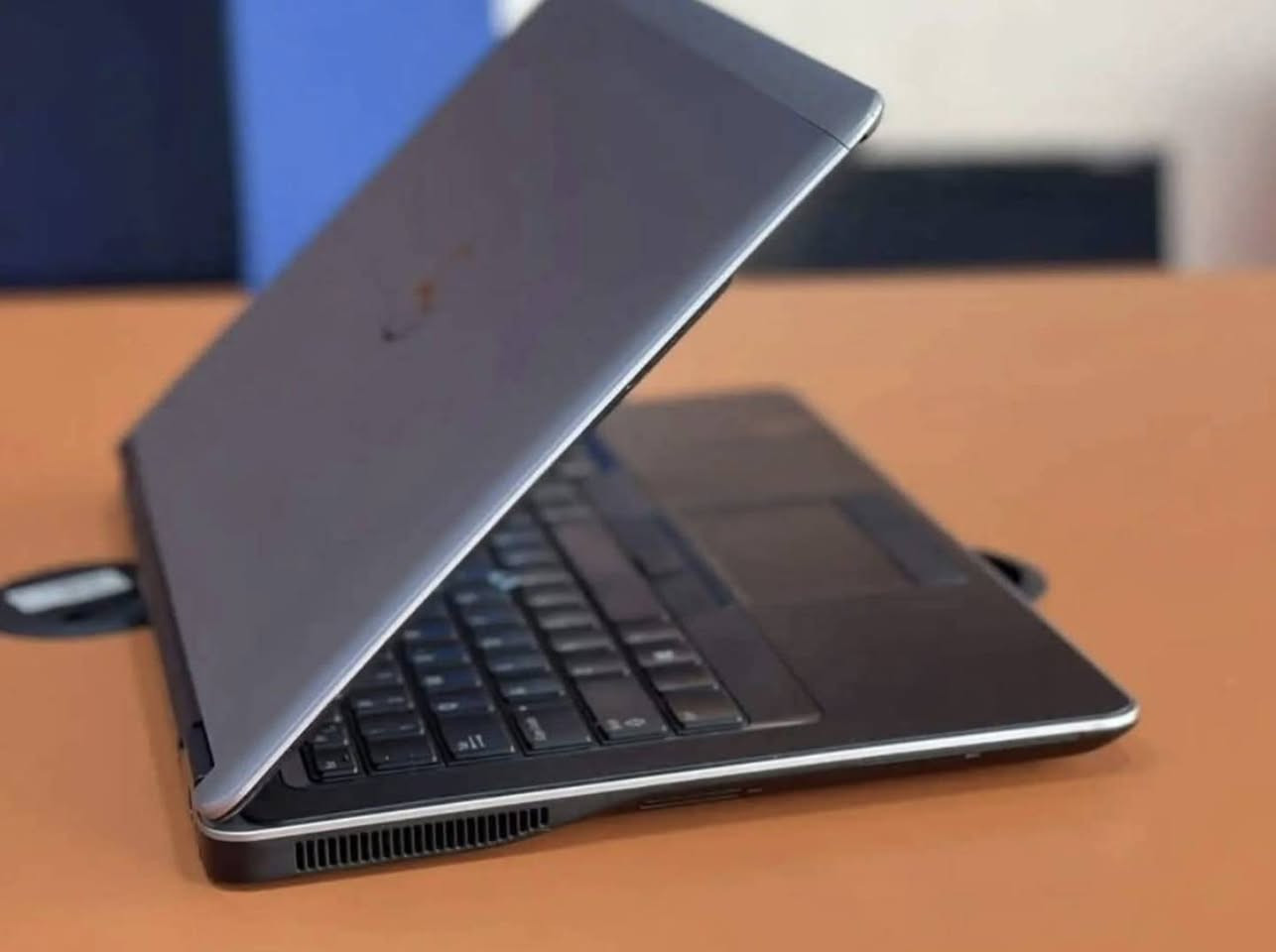 لابتوب Dell للبيع
المعالج core i5 الجيل الرابع فئة M
رام 8 كيكا 
هارد 256 كيكا SSd
 كرت الشاشه الخارجي AMD حجم 2 كيكا
كرت الشاشه الداخلي  Intel Uhd 520 حجم 4 كيكا
الشاشه حجم 14 انج ضد التوهج  
باتري ليثيوم 6 خلايا  شحن سريع 65 واط والباطرية  ممتازه
كامره دقة hd
   الحاسبه كلش نضيفه وحلوه
السعر 200 الف النجف, العراق


**إذا كنت صاحب هذا الإعلان وتريد حذفه لأي سبب، رجاءا أرسل رسالة إلى الدعم الفني**