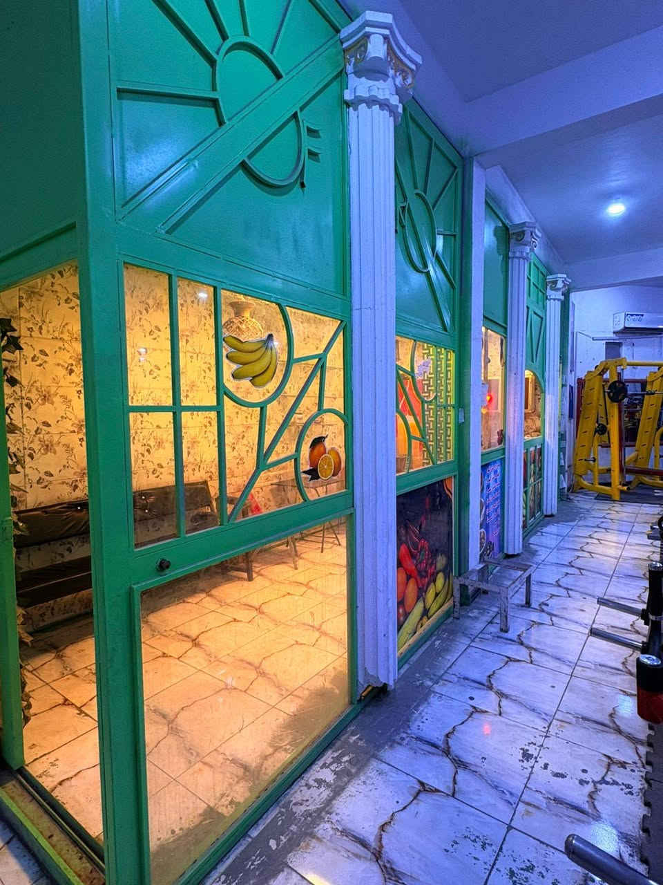 واجهات للبيع بسعر مناسب 
قياس المكتب ارتفاع 3 متر و 75 سانتيم العرض 8 متر 75 سانتيم والجانب 3 و20سانتيم 
واجهت المطعم الرتفاع 3 متر العرض 8 الجانب 2متر و50 سانتيم
*********** ناصريه مركز حي الشهداء
