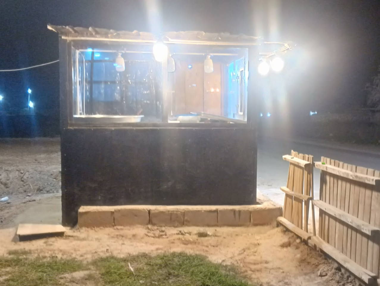 السلام عليكم 
كشك للبيع يصير كافتريه ومحل حلويات وكذالك لاصحاب المواكب  تواصل واتساب  او اتصال بل رقم ‏‪***********‬‏
