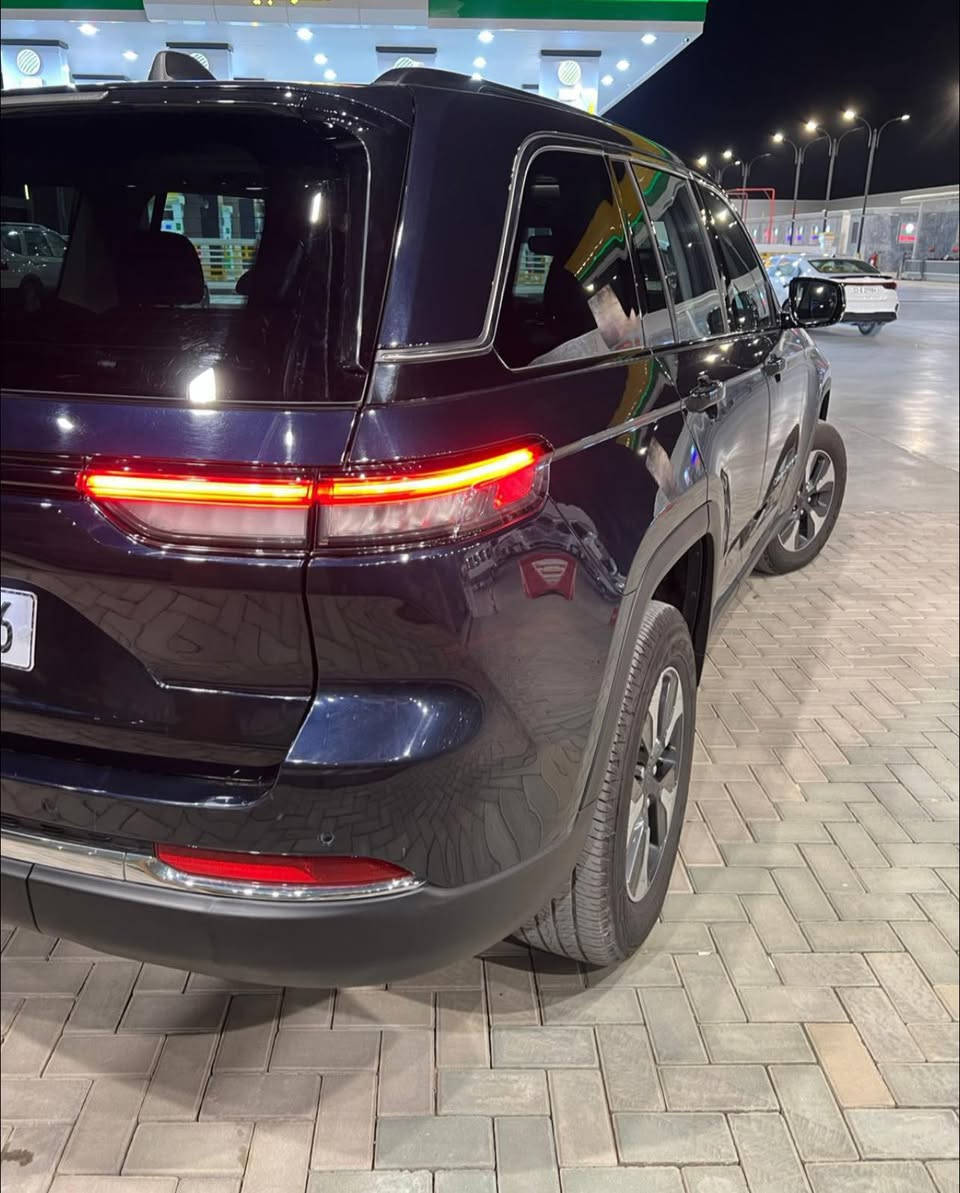 السلام عليكم 
جيب كراند شيروكي هايبرد 2024 لمتد 3شاشات
(( بدون اي نقص  بدون ايرباك )) شاحنتها الاصليه مع شاحنه اضافيه تشتغل هنا
الضرر: (صبغ على گد شبر بداية البنيد وجاملغ السايق ربع من جوه انصبغ على كد الحادث بدون تبديل   صور الحادث والتصليح ناشرها👉)
 ماشية 54 
{ رقمه بغداد باسمي } تحويل ثاني يوم
🟫 حجم المحرك ٢٠٠٠ تيربو جارج ٣٧٥ حصان مع محرك الكهرباء اسرع من الهيمي
نظام الشحن : الشحنة الوحدة تمشيك 50 كيلو بدون بانزين  + هايبرد + بلك ان🔌  
مع خيارات 3 تغير نوع المشي دگم
1-كهرباء فقط 
2-بانزين فقط  
3- كهرباء وبانزين حسب المشي 
🔴 حساسات خلفية
🔴 ‏‎حساسات جانبيه بالمري
🔴 خمسة راكب المرغوب👍
🔴 رادار 360 درجة
🔴 تعريب جمع الشاشات 
3شاشات📺
🔴  تحديد مسار  
🔴  تبريد قطعتين امامي + خلفي تحكم  
🔴 ️خمس انضمة قيادة 
🔴 بانوراما على طول السيارة
🔴 دفع رباعي. 
🔴 كير ماوس مع وضعيات القياده المختلفه للجبال والطرق الوعره والرمال والطين
🔴 شفتات ستيرن 
🔴 هاند بريك بصمه 
🔴 ️مقود جلد + تدفئة 
‏🔴  Reverse Tilt Mirrors المرايا  المائلة عند الرجوع 
مواصفات 
1️⃣ لايتات لد 
2️⃣ تدفئه  كشنات
3️⃣ شاشات دجتل  شاشه كبيرة مع نفكيشن GPS بدون نت 
4️⃣ كراسي خزن ميموري  تدفئه مع المقود
5️⃣ سستم صوت ALPINEو دمام خلفي بلادي 
6️⃣ تشغيل عن بعد
7️⃣ نظام محاكاة العجلة الذكي 
8️⃣ نظام ملاحة 
9️⃣ نظام قيادة ذاتية 
بيع او مراوس 
السعر ::  325 وبيها مجال ان شاءالله 

للأستفسار يرجى الاتصال☎️📞 
***********
***********
مكان السيارة بغداد
