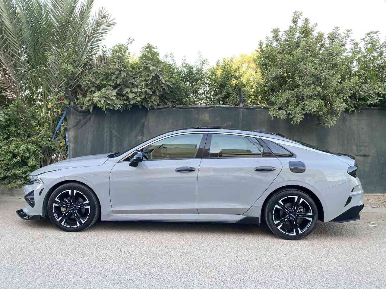 السلام عليكم
السياره للبيع فقط . بدون مراوس 
Kia k5 2023 1600T Gt Line 
حآدث السياره جاملغ خلفي مصلح ومصبوغ والصندوك كذلك 
بدون حوض نهائيا + باب السايق + خلف السايق اجه بيهن كلير من امريكا فقط بدون تصليح بدون حادث بدون تبديل ولا فتح 
بدون ايرباك كلهن سليمات  
ماشيـه حاليا 39 ميل يعني 61 الف كيلو وقابل للزياده

كلشي بيهه على وضع الشركه وبلادي اي شي ممفتوح جديده بعدهه 

المواصفات : تشغيل عن بعد - شاشه كامره - تدفئه كشنات _ داخل احمر  _ بجم لد برتقالي بلادي وباقي الاشياء معروفه 

مكان السياره بغداد حي العدل 

رقم تلفون *********** 
متواجد واتس وسيمكارت 
سعر السياره ١٩٠ ورقه وبيهه مجال بسيط 
السعر اذا ميعجبك اعبر المنشور واني ممنون ☘️
