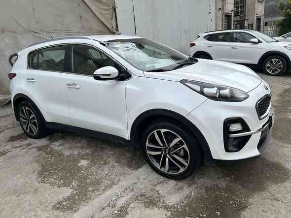 السلام عليكم 
كيا سبورتج ٢٠٢٠
خليجي /ابيض صدفي  
باسمي/بغداد
كاميرا خلفيه 
مري شفط 
حساس امامي وخلفي 
قماره حديد 
سويج 
راديو الاصلي
ثلاث انظمه سرعه(عادي/سبورت /اقتصادي) 
تحكم صوت واتصال  بالستيرن
تحكم تثبيت السرعه بالستيرن 
شاشه دجيتال  بالدشبول   
 اشاره بالمري الجانبيه 
تبريد قطعتين
 حادث تبديل بابتين بصف السايق بلاديه  
لعدم رغبتي في صبغ الابواب
ماشيه ٨٦ الف
السعر ١٨٨ ورقه  
مكان السياره /بغداد/العامريه 
***********
