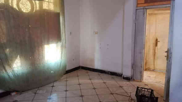 شقتين مستقلات طابق ثاني مساحة كل شقة100موحدةمقابل الثانية تحتوي على استقبال وغرفة نوم وهول ومطبخ وصحيات ماءوكهرباء من ضمن الايجار الايجار 150الف منطقة زين القوس قرب شارع ابو الفضل منطقة تبليط مقرنص مجاري الاتصال ***********
