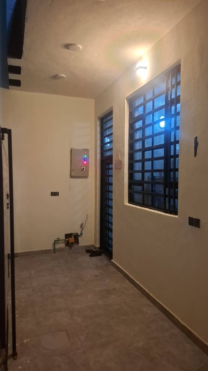 يالله سلام عليكم دار للبيع بغداد المدائن قرب مرقد سلمان المحمدي ع بستان الكراغول طابقين الطابق الأول يتكون من غرفة نوم وصاله استقبال مطبخ صحيات داخلية خارجيه والطابق الثاني غرفتين نوم وصاله وصحيات جنس الأرض زراعي ٢٥ الأساس رفت قريب على الشارع العام السوك السعر ١١٠ وبي مجال للاستفسار الاتصال على الارقام *********** أو *********** وات ساب الدار مساحه ١٠٠ متر واجهيه ١٠ ونزال ١٠
