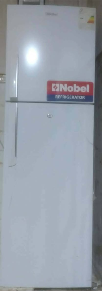 ثلاجه جديده ستعمال قليل حجم كبير بيع مستعجل لاتصال عل رقم سعرها ٣٥٠ بيها مجال ***********ديوانيه حي العسكري يم فلكه العلماء
