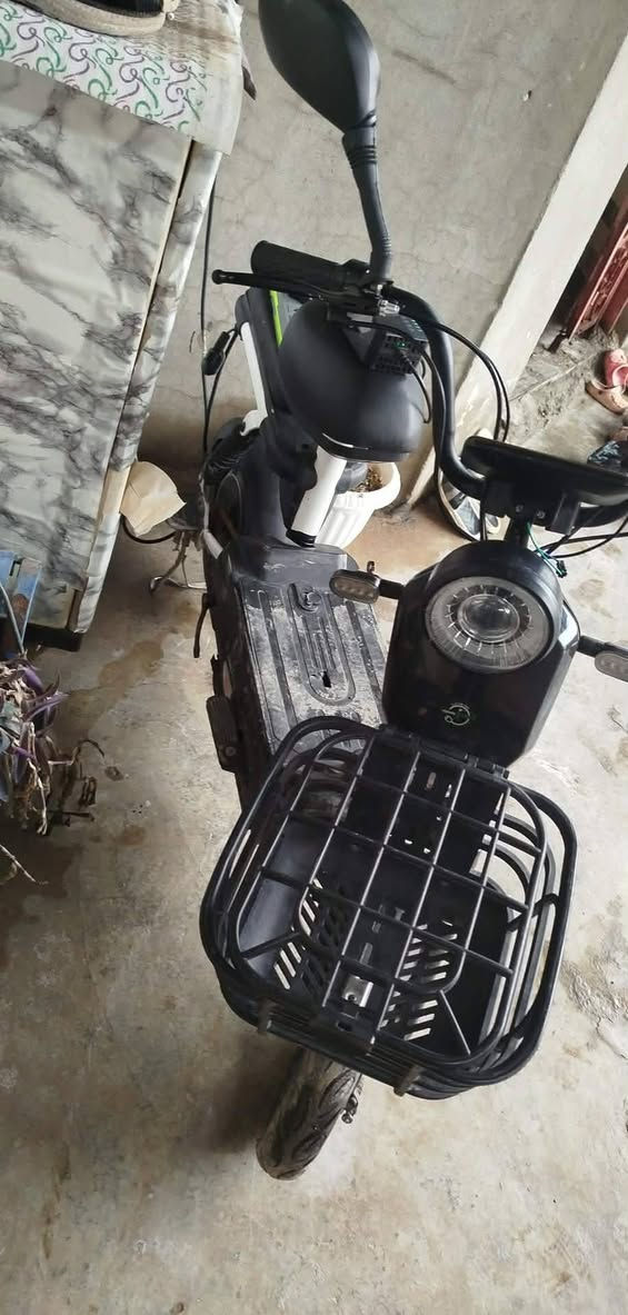 سلام عليكم باسكيل شحن حجم 14 اربعه بطاريات 3 كير شاحنه موجوده بس عيب طلعت بي عله السوك او اجيت اشو وكف بس شاشه تشتقل اشاير لايت كلشي يشتقل بس ما يمشي ابيع جف تراب 100 بي مجال مكان كركوك فيلق رقم الهاتف ***********
