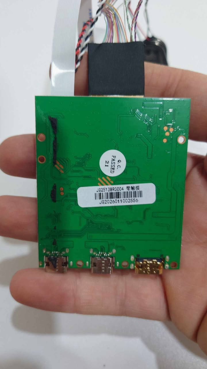 لوحة تحكم مخصصة لتشغيل شاشات LCD.
لوحة تحكم احترافية ومتكاملة من شركة VSDISPLAY الشهيرة، مخصصة لتحويل شاشات اللابتوب أو الشاشات الداخلية إلى شاشة عرض خارجية مستقلة تعمل على أي جهاز.
- المعالج الرئيسي: Realtek RTD2525BE عالي الأداء لضمان استقرار الإشارة والألوان.
- تدعم حتى دقة Full HD (1920x1080p أو 1920x1200p) بتردد 60Hz/75Hz.
- واجهة eDP (تتوافق مع أغلب شاشات اللابتوب الحديثة مقاس 11.6، 13.3، 14، و 15.6 بوصة).
- تحتوي على منفذين Mini HDMI لتوصيل جهازين بنفس الوقت والتنقل بينهما بسهولة.
- منفذ Type-C متعدد الاستخدامات يدعم نقل الإشارة الكهربائية وتغذية اللوحة بالطاقة.
- منفذ مخصص لتوصيل مكبرات الصوت (سماعات سلكية أو سبيكرات صغيرة).
- تأتي مع لوحة أزرار للتحكم في الإعدادات والسطوع والقوائم (OSD).
- تحويل شاشة لابتوب قديم أو مكسور إلى شاشة ثانوية للكمبيوتر.
- توصيل أجهزة الألعاب (بلايستيشن / إكس بوكس / نينتندو سويتش).
- مشاريع التعديل وصناعة شاشات صغيرة لأجهزة الـ Raspberry Pi.

25 الف


**إذا كنت صاحب هذا الإعلان وتريد حذفه لأي سبب، رجاءا أرسل رسالة إلى الدعم الفني**