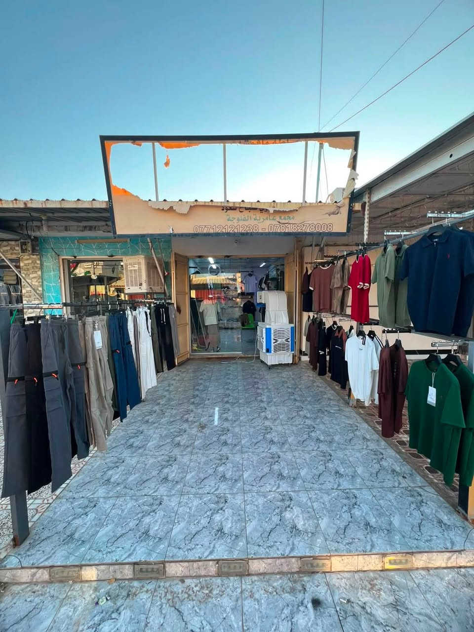 محل للبيع في شارع الاميرات مدفوع كافه خدماته في دائره الاسكان يستلمه المشتري مصفر من جميع الديون (خدمات + كهرباء)
المحل مؤجر يرهم استثمار او يريده المشري فارغ
السعر 4 ملايين وبيه مجال بسيط 
الاتصال بصاحب المحل
***********
***********
