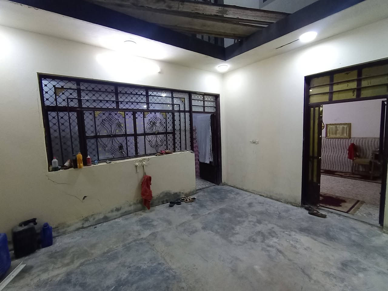 بيت بحي طارق القديم وره السيطره الثانيه حي الأمير

يبعد عن التبليط ٥٠ متر

بيت ٢٠٠ متر طابقين وبيتونه واجهة ١٠ متر والنزال ٢٠ متر بيت كامل ٦ غرف نوم ٣ حمامات

السعر ٧٥ مليون وبي مجال او مراوس

***********
