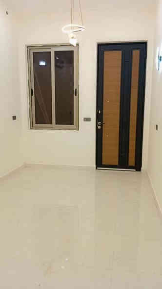 للبيع..
دار سكني طابو تحويل مباشر باسم المشتري
يقع في منطقة حي الموظفين
 قضاء شط العرب مقابل ساحة خدمات. 
بناء حديث سنة  ٢٠٢٤__٢٠٢٥.  منطقة متكاملة الخدمات وفيها مدارس عدد ٤/ ابتدائية ومتوسط واعدادية تتميز بالهدوء والأمان 
تفاصيل  المساحات ....
 مساحة الارض الكلية ١٢٥م
مساحة بناء طابق الارضي ١١٤.م
مساحة بناء طابق الأول ٨٢م + مع فضاء السطح الامامي ٣٦م
فضاء سطح طابق الثاني ٤٢ م 
مساحة بناء بيتون ومخزن خزانات السطح ٦٨م مع الستار
١. ارتفاع ط الارضي ٣.٦٠م
٢. ارتفاع ط الأول ٣.٣٠م
٣. ارتفاع الزيتونه ٢.٦٠م
ارتفاع ستاره ط ١.  ١.٥٠م
ارتفاع ستارة ط ٢.  ١م

تفاصيل البناء بالكامل...
١. نوع البناء طابوق للطابقين. 
٢. نوع التسليح وفق أسس علمية هندسية.
٣. نوع اللبخ مساطر درجة أولى 
٤. ابياض  بورك ط ارضي 
٥.  وسحب معجون ط اول
٦.مرحلة شبكة الماء والمجاري نوع الماني
مع عمل صاروخين ثابته كعمل طوارئ في المستقبل
٧. مرحلة الكهرباء. امريكي وسعودي. عام وفق توزيع علمي مع تاسيس كامرات وستلايت وانترنت دفن.
٨. شبكة تبريد دفن.  مع غاز دفن
٩. مرحلة تطبيق أرضية والجدران للاعمال بورسلاين.  عماني وتركي وهندي.
١٠. أبواب حديد قاصة مع شبابيك المنيوم وحديد. وفصال ابواب خشب.

تفاصيل الخريطة... وبدون اخطاء موزعة
غرف منام عدد ٣.
استقبال
صالة معيشة
مطبخ
صحيات عدد٣
سطحين فضاء بالإمكان استغلالها كبناء في المستقبل
منور.  وطارمة  صغيرة
غرفة صيانه خزانات في السطح

للعلم كافة اعمال الدار 
بااشرافي كتجهيز المواد والكوادر والعمل
بدقة عالية بالعمل ولمسات فنية. لكل المراحل
كل مراحل الدار موثقة بصور تؤيد نوع المواد ودقة العمل. للاستفسار اكثر...
للتواصل. ***********    اتصال او وات ساب

للعلم البيت ساحب علية قرض الإسكان
  بالإمكان مبلغ القرض يتحول باسم المشتري
 وكذلك الطابو  وقيمة القرض الكلية  تستقطع
 من قيمة الشراء.  مع بقاء الحجز لصالح الاسكان .  
 السعر على الخاص رجاءا " لدواعي خصوصية
