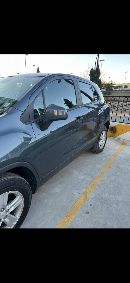 سلام عليكم 
شوفرليت تراكس موديل 22 سياره بدون دواخل ٣ قطع ايرباك فقط البرده الخلفيه السعر 110 
***********
