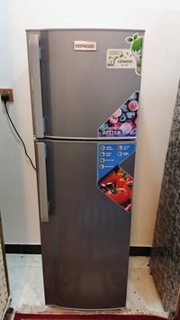 ثلاجه حجم وسط جديده السعر 250 الف  كرسي حلاقه موضح بل صوره السعر 30 ال...