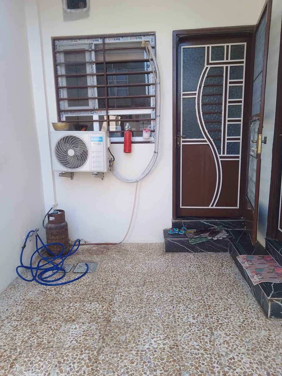 بيت طابق واحد ركن مساحته 135 متر سند 25الأرض زراعي بستان  ملك صرف يحتوي الدار علي غرفتين نوم واستقبال فقط  و مطبخ سيراميك و حمام و مرافق سيراميك ومناور 2 والسطح كاشي وخدمات كامله كهرباء وماء وتبليط السعر 105 قابل للتفاوض  العنوان مزارع زيونه   مقابل المرور رقم تلفون *********** كورك  وتلفون زين ***********
