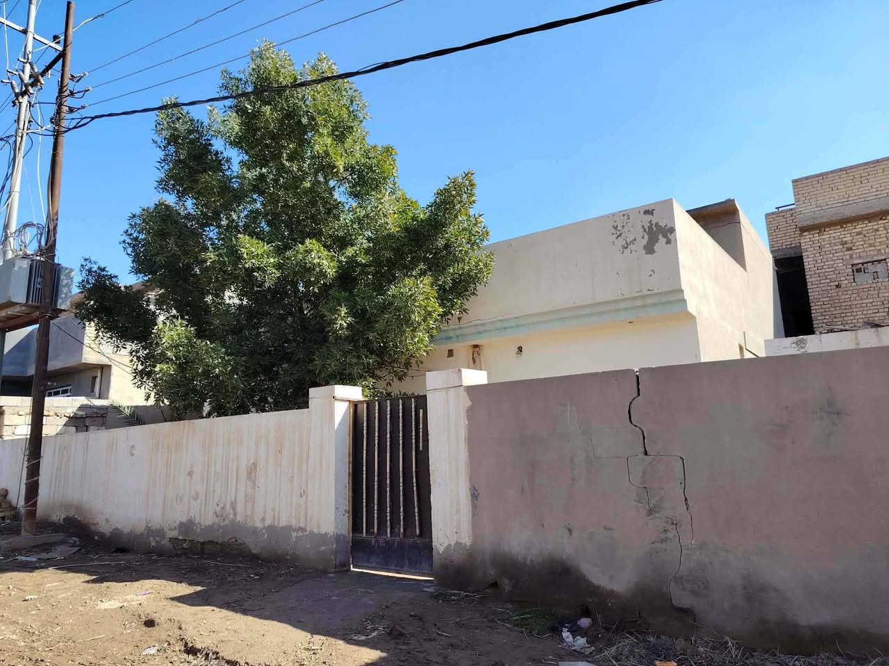 #دار سكن#للبيع
200متر #المساحه
#منطقه حواس حي ام البنين
#يتكون من غرفه نوم وصاله و استقبال ومطبخ وصحيات 
#معروض بسعر 45 مليون وقابل للعمله 
#للاستفسار الاتصال على الارقام التاليه 
***********
*********** 
*********** #واتساب
#او مراجعه مكتب واحد عقار 
#عنوان/#المكتب محافظه واسط قضاء العزيزيه منطقه حواس نزله حسينيه محمد داوود
