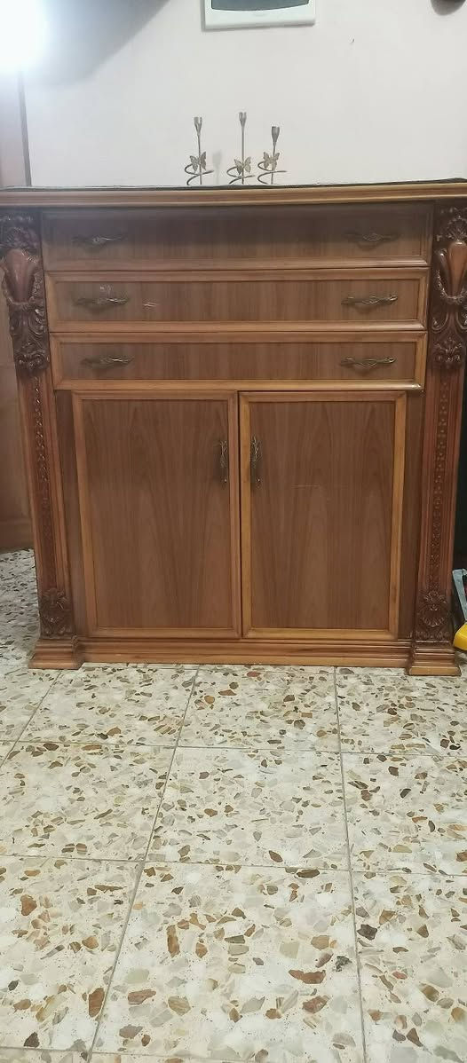 غرفه نوم نظيفه جداا العنوان بغداد / السعر  ٢  مليون وبيهه مجال بعد الي محتاجهه يدخل خاص 
الرقم / ‏‪***********‬‏
