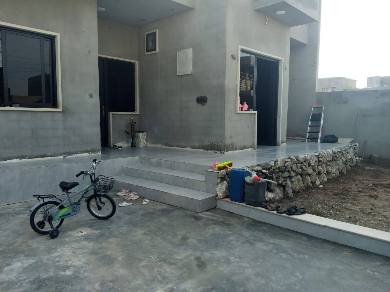 السلام عليكم ورحمة الله وبركاته يوجد بيت كامل مواصفات فول الموقع بستان الشيوخ المساحه ٢٤٠ متر وبسعر ٧٠ مليون وبي مجال شي قليل بيع مستعجل الاستفسار الاتصال على الرقم *********** او مراسله خاص
