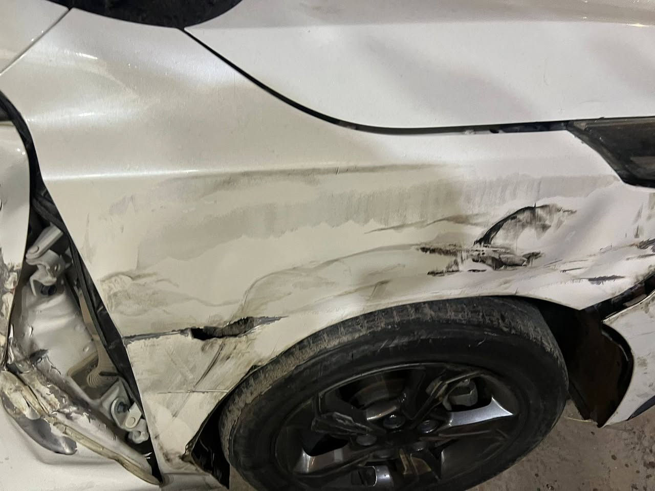 السلام عليكم 
دفع الله ماكن أعظم 
سيراتو ١٩ بغداد انكليزي عداد ٩٥ الف محرك ١٦٠٠
سابق بيه حافه البنيد  وحاليا شوفت عيونكم 
السعر ١٢٠  المكان بغداد
***********
