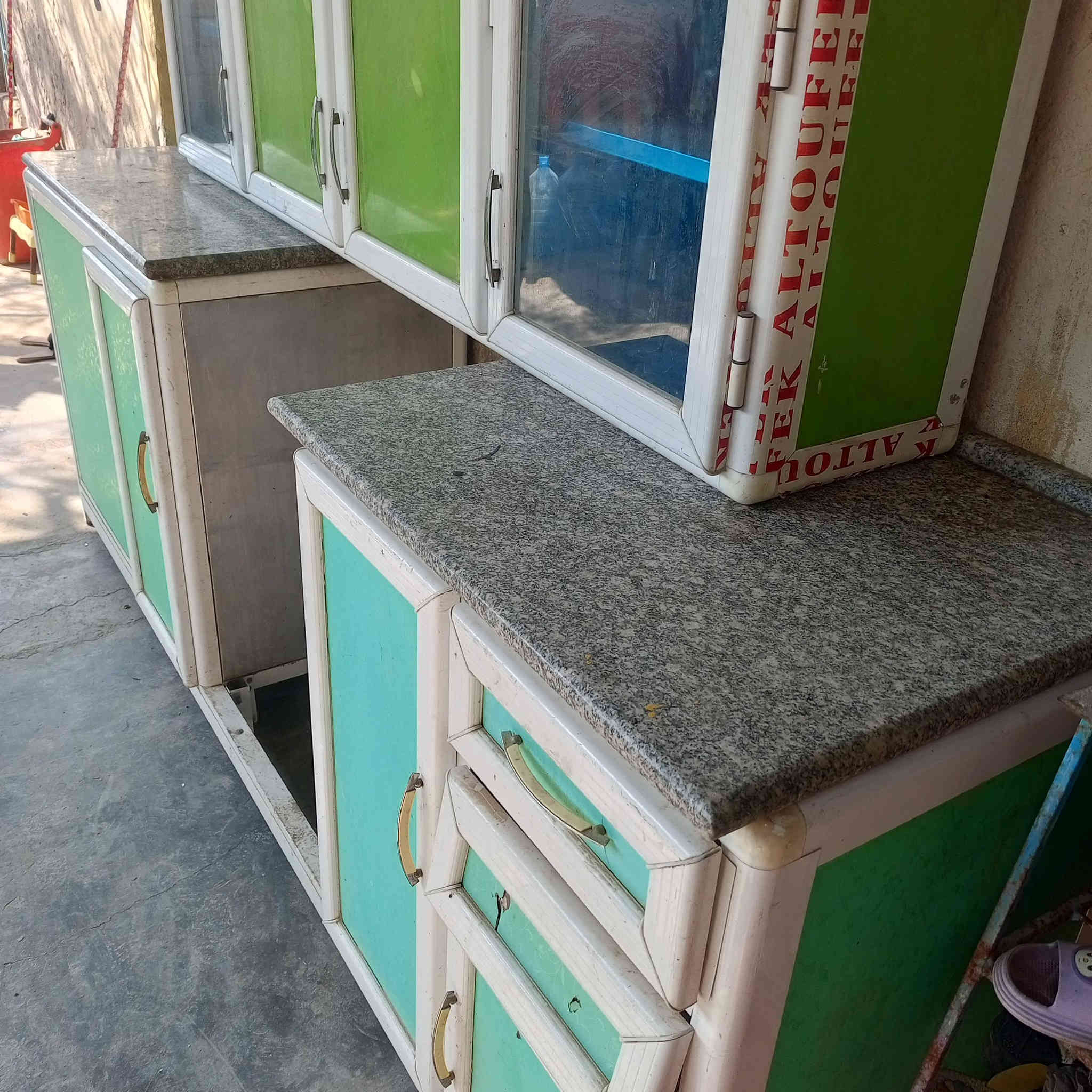 كاونتر قطعتين مرمر قطعه جوه مترين ونص بلنص مكان طباخ ابو اربع عيون وقطعه فوك تتعلك مترين نضيف من داخل ومن جوه السعر ( ٢٠٠ ) الف وبي مجال مكان بصره ( *********** ) ( *********** ) بدون سنك
