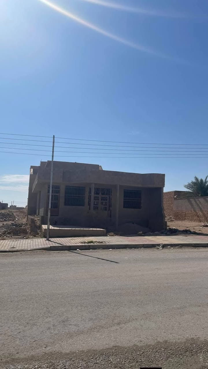 🛑🛑🛑🛑بسم الله الرحمن الرحيم🛑🛑🛑🛑
🏠 دار للبيع بمواصفات هندسية راقية - حي الشيخ حديد 🏠
فرصة مميزة لامتلاك منزل يجمع بين المساحة الواسعة ومتانة البناء العالية، يقع في أحد أكثر المواقع حيوية وهدوءاً.
📍 الموقع الاستراتيجي:
 * المنطقة: الشيخ حديد.
 * الموقع: الشارع الرابط للطريق الحولي (موقع حيوي وسهل الوصول).
 * المعلم القريب: بالقرب من المدرسة المركزية النموذجية الجديدة.
📐 المساحة والتصميم:
 * المساحة الكلية: 300 متر مربع.
 * الواجهة: 12.5 متر (إطلالة واسعة على شارع بعرض 20 متر).
🏗️ تفاصيل البناء (جودة VIP):
تم بناء الدار بعناية فائقة وباستخدام أفضل المواد الإنشائية:
 * الهيكل: صب رباطات أرضية بنوعية ممتازة جداً.
 * الجدران: بناء بلوك خاص VIP.
 * التفاصيل: أبواب وشبابيك حديد (كرستة ثقيل جداً)، مع منظومة منهولة كاملة (بناء صب).
 * الارتفاع: البيت مرتفع عن مستوى الشارع لضمان الخصوصية والحماية.
🏠 التقسيم الداخلي:
 * غرفة استقبال: (6*4) م.
 * صالة داخلية مفتوحة: (10*4) م، بتصميم عصري يضم درجاً دواراً.
 * مطبخ واسع: (6*4) م.
 * غرف النوم: (عدد 2) بمساحة (5*4) م لكل غرفة.
 * المرافق: مجمع حمامات داخلية متكامل.
 * الطابق الثاني: بيتونة كبيرة جداً توفر مساحة إضافية واسعة.
📞 للاستفسار والتواصل:***********
يرجى مراسلة الصفحة حصراً للحصول على السعر وبقية التفاصيل.

