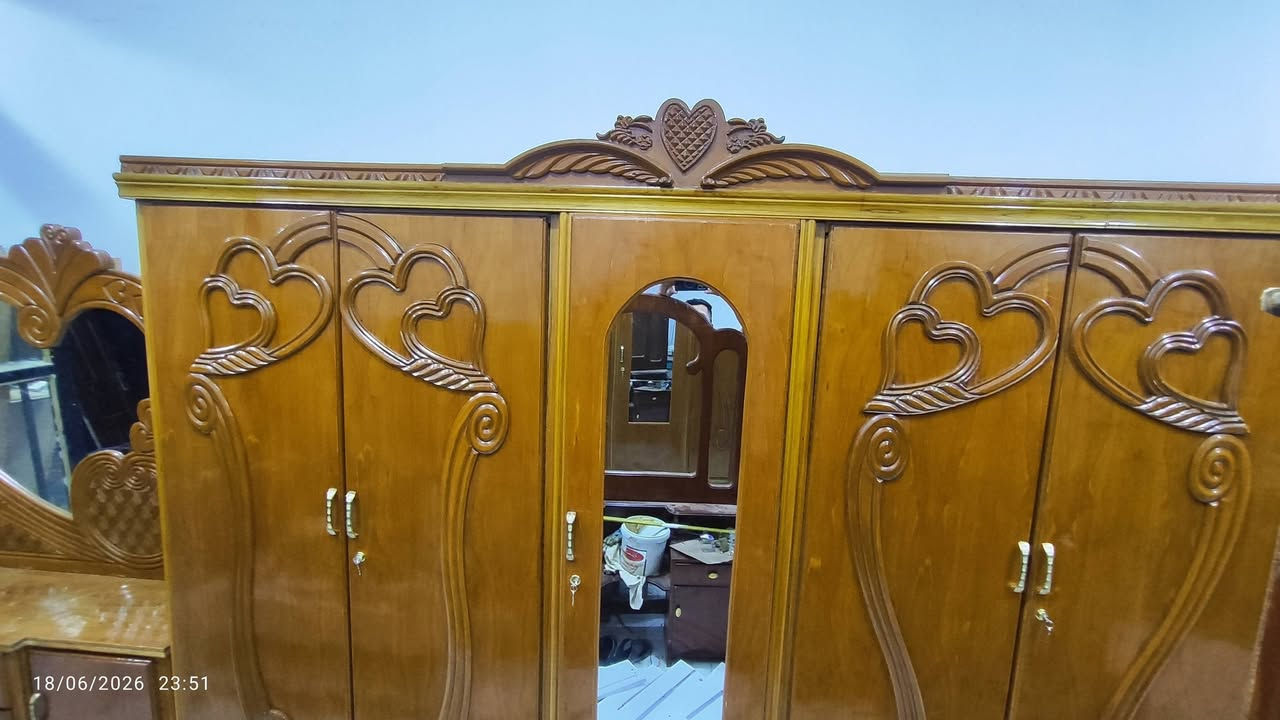 يعلن معرض نجارة المنتظر 
غرفة نوم 5 ابواب تزكام اخو الجديد شغل درجه اولى شغل الحي 
كاملة مع كافة الملحقات وبسعر مناسب 700 الف والشد مجاني 
الموقع واسط قضاء الحي شارع الشباب 
للستفسار 
***********. علي
