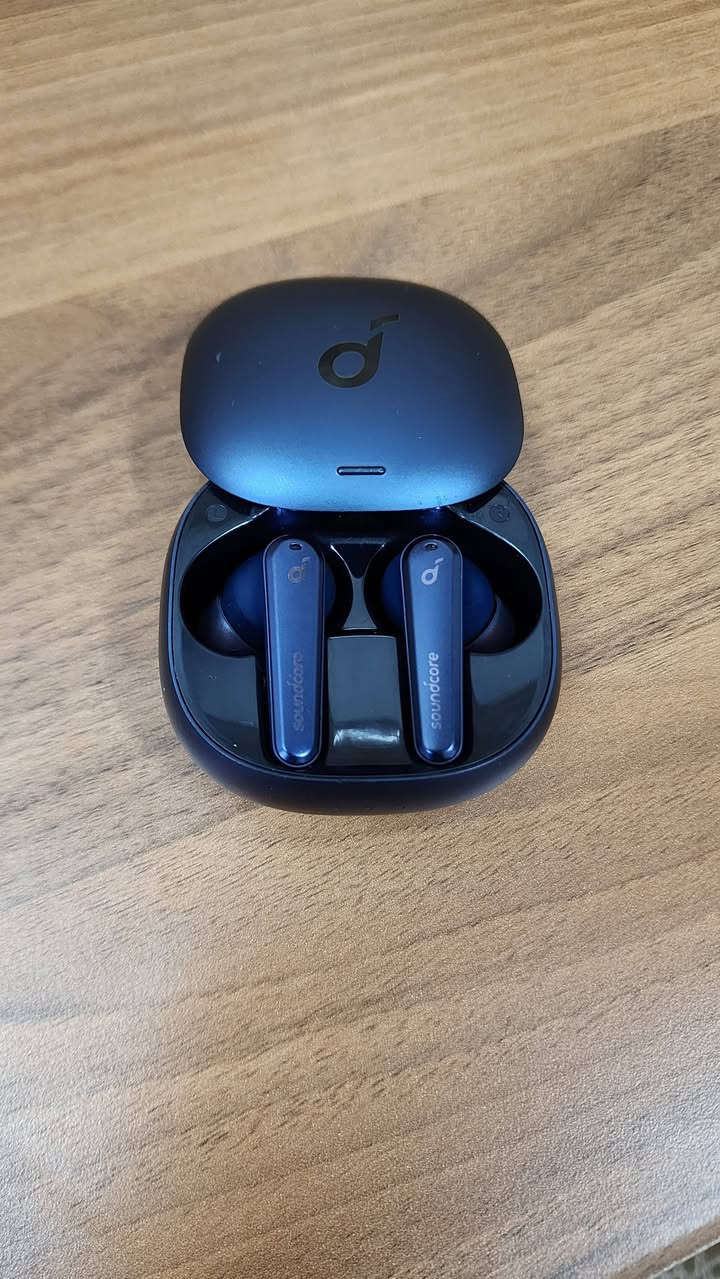 ايربود انكر Soundcore liberty air 2 pro لون نيلي الأصلية نظافة 95% كامل ملحقات 
للبيع او مراوس 
مواصفات خيالية بيها 6 مايكات لكل سماعة 3 يعني مكالمات فول
بصوت فخم ونقي والعزل رهيييب بشكل 
تجي باربع وضعيات عزل مختلفة وتكدر تخصص وضع عزل حسب رغبتك من خلال التطبيق الخاص بأنكر وساوند كور 
شراي يراسل واتساب *********** او يتصل 
سعرها 65 الف
