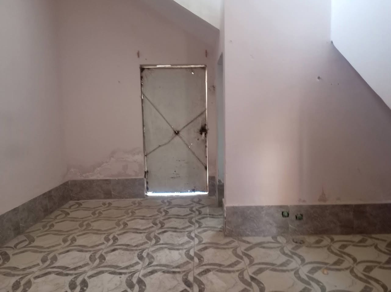 الإيجار مشتمل حي الحكيم   مساحته ١٢٠ غرف نوم وهول استقبال مطبخ بشارع  الوائليه مدارس ابتدائية  يبعدن عني الشارع ٢٥٠ متر    الاتصال واتساب ***********
