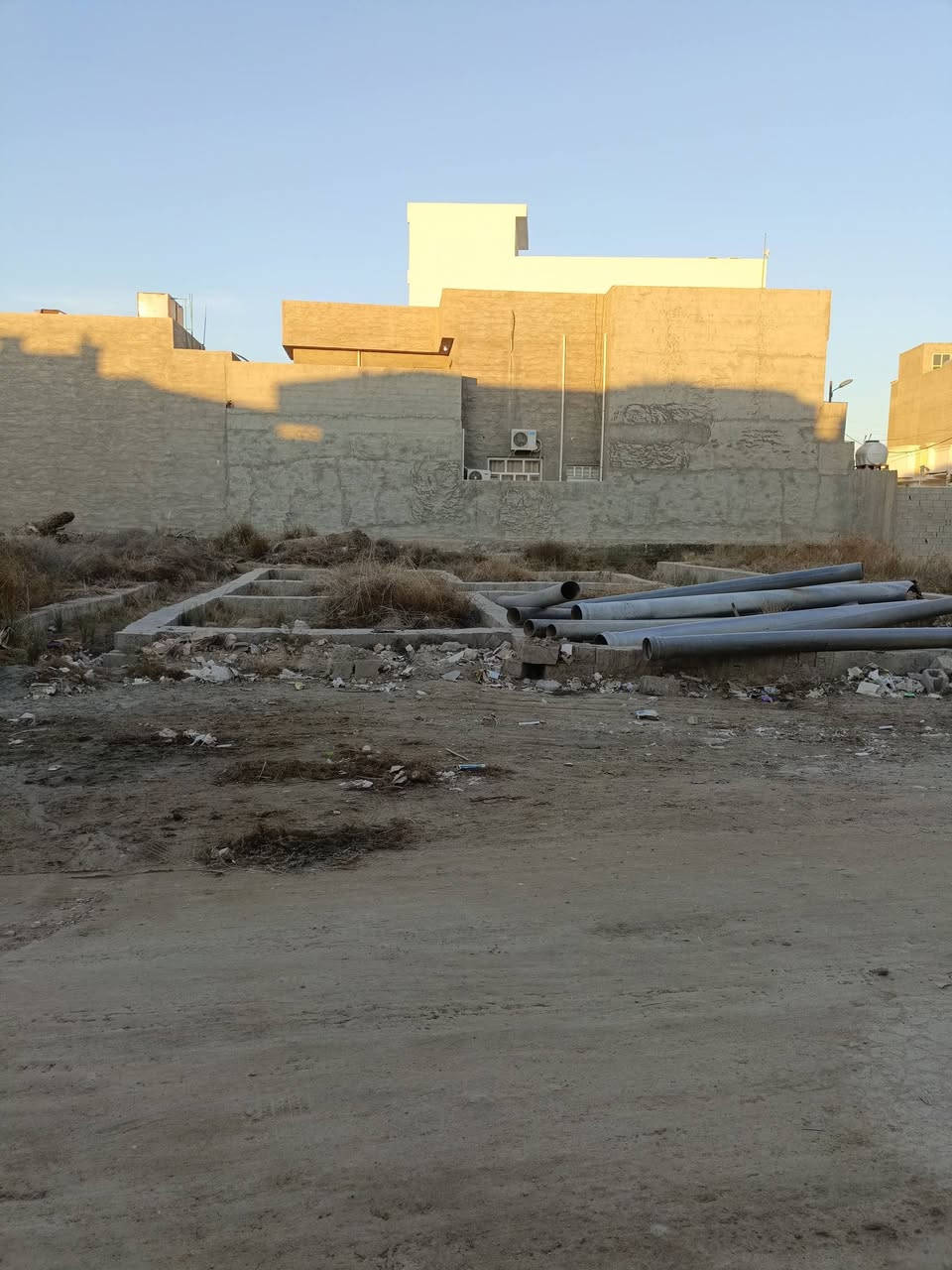 قطعة ارض للبيع في الرمادي شارع 40 خلف مرطبات دريم.

المساحة الكلية 310 متر تقريباً 
الواجهة 11.5 م تقريباً.
النزال 27 م تقريباً.

طابو زراعي سند 25.

شارع 8 متر او اكثر 

كافة الخدمات متوفره من ماء وكهرباء ، قريباً جداً من الشارع العام.

سعر المتر 360 الف وقابل للتفاوض.

ـــــــــــــــــــــــــــــــــــــــــــــــــــــــ.

📍 للمزيد من التفاصيل يمكنكم زيارة مكتبنا:

مكتب شمس الرافدين للعقار    – الرمادي / شارع 40 – قرب مرطبات دريم لاند.

📞 أرقام التواصل (واتساب متاح):

*********** ✅ عبدالغني الفراجي.

*********** ✅ عبدالغني الفراجي.

⏰ متواجدون في المكتب على مدار أيام الأسبوع.

من الساعة 3 عصراً حتى الساعة 9 مساءً.

نرحب بكم دائماً لزيارتنا والاستفسار عن أي عقار يناسبكم.
