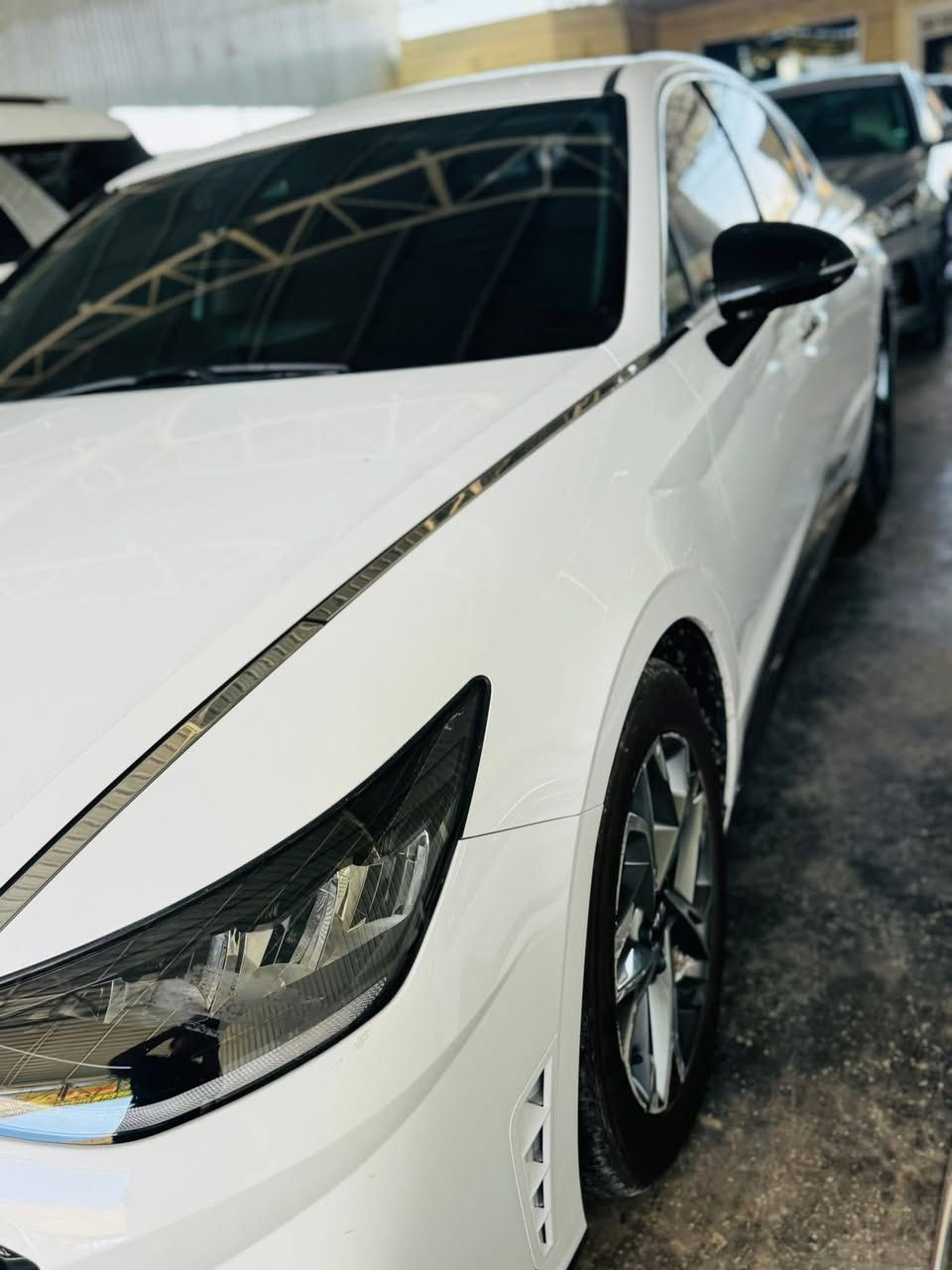 سلام عليكم 
سياره سوناتا للبيع وارد كوري مديل 2023 فول موصفات 1/1عده بانوراما رقم بصره كفاله عامه من ضرب وصبغ وبارد ماشيه 100الف 
مكان السياره البصره 
اي استفسار على الرقم 
***********
