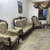 كنبة • للبيع • عليها عيب