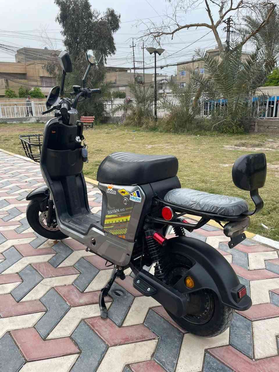 السلام عليكم
 دراجه نضيفه للبيع كامله كل نقص مابيهه 
باتريات نضيفه 
كهربائيات كله شغاله 
تايرات جديده 
بريكات 
لاتات زنون 
كشنات جدد 
مرايات اصليه 
هذه رقمي ***********
مكاني بغداد الامين الثانيه 
 عارضهه 375بيه مجال
