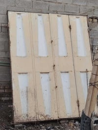 باب للبيع السعر 100مع المجال 07804360721