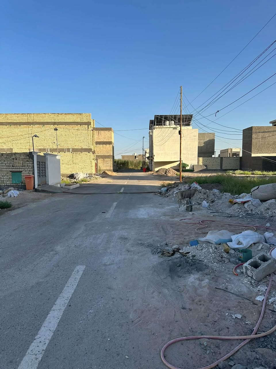 للبيع ‏المساحة 150 متر يحتوي على أربع غرف نوم مطبخ وخدمات صحية عدد2 منور2 حولي ٢ صالة￼ وخدمات صحية خارجية مربع الأول حي النصر مربع البحيرة سند 25 نقص أرضية والفتنك تقفيل البيت بياض كامل مطبخ حمامات سيراميك كاملات للاستفسار اتصل *********** ￼ مباشر من صاحب الدار بدون دلال
