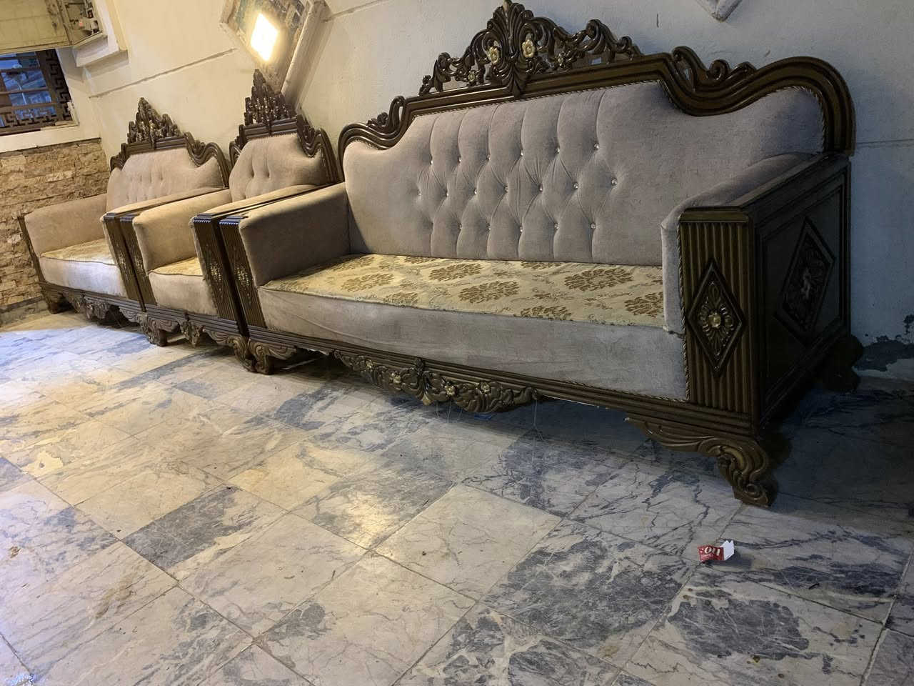 من رخصت مدير محترم تخم قنفات تفصال درجه اوله الله شاهد فصلته عل ايدي خشب كله ثقيل نضافتهه 100‎%‎ اي ضرار مابيه بعده جديد التخم يتكون من 10 مقاعد قنفه كبار 2+ قنفه وسط + كراسي 2 …..السعر التخم 450 نهايته رقم هاتف *********** بغداد مكلفه بالنشر اتصال عل رقم فقط
