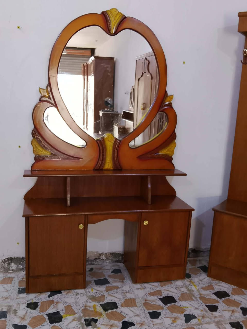 السلام عليكم يوج غرفه خمسه باب مستخدمه نضيفه جاهزه صبغ وتلميع ويدات كله جديد السعر ٤٧٥ مكان كوت حي الجهاد  للإستفسار مراسله الصفحه او الاتصال *********** واتساب موجود
