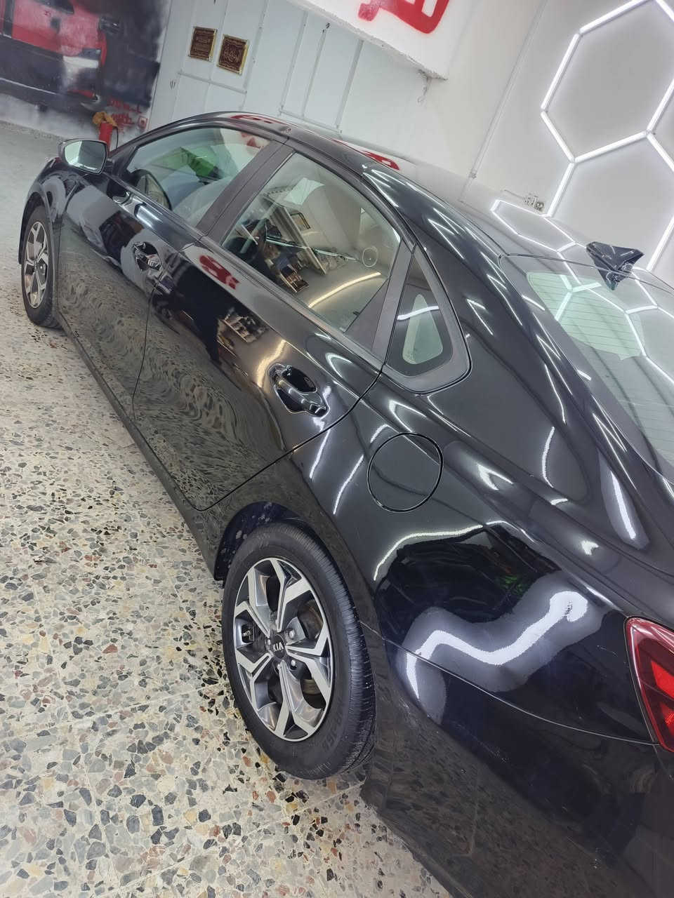 📢 للبيع – كيا فورتي 2019
📍 بغداد الشعلة 

 ورقة. 125 قفل

⸻

السيارة بأسمي بغداد مشروع وطني

المواصفات والحالة

 • اللون: اسود

 • المحرك: 2000 دوش

 • الگير:  cvt (مكبر البراد) 

 • الأنظمة: ( سمارت وسبورتي ونرومال) 

 • شاشة لمس (CarPlay/Android Auto)

 • رادار أمامي

 • نظام تحديد المسار

 • مثبت سرعة

 • كاميرا خلفية

•تبريد مناخين منفصل

•تخم تاير

•تبريد بلادي ثلج

 • الداخلية: نظيفة ومعتنى بيها

سيارة مهتم بيها كلش

⸻

الحادث

 • باب وجاملغ عكس السايق الخلفي صبغ فقط
• السيارة عليها نانو سيراميك ضمان ٤ سنوات كل ٦ اشهر بوليش + نانو + غسل مجاناً ( باقي من الضمان 3 سنوات) 

نواقصها : شاشة فقط، سطوعها صار ناصي بالنهار وبليل تبين واضحه كلشي مابيها وتحتاج ميزانية ب١٠ الاف او اقل 

• الممشى: 84 mi (وقابل للزيادة)


**إذا كنت صاحب هذا الإعلان وتريد حذفه لأي سبب، رجاءا أرسل رسالة إلى الدعم الفني**