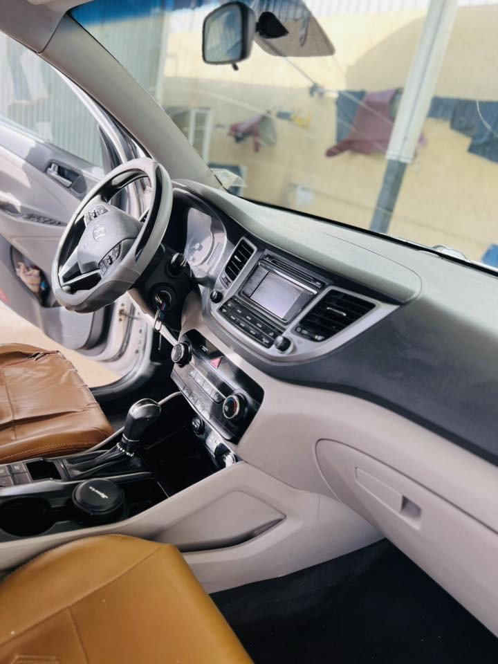 السلام عليكم
توسان 2016 وارد امريكي "ضربتها تخريب" نص فول 

3 انضمة قيادة ماشية 84 الف ميل 

ليبل واحد مامبدل بيها اي قطعة  

بيها رشات صبغ الجاملغ الامامي اليمين واليسار بدون دواخل 

مكفولة من الضربة والتبديل / السعر 120 وبيها مجال 

***********
